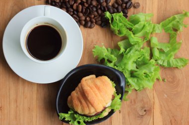 kruvasan sıcak kahve ile