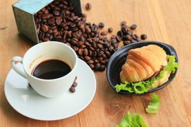 kruvasan sıcak kahve ile