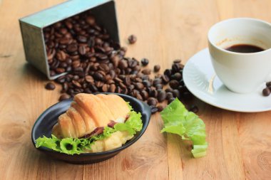 kruvasan sıcak kahve ile