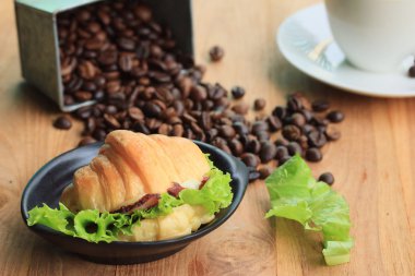 kruvasan sıcak kahve ile