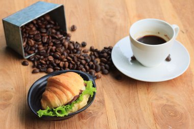 kruvasan sıcak kahve ile