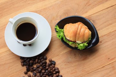 kruvasan sıcak kahve ile