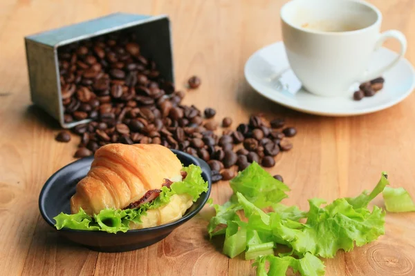 Croissant met warme koffie — Stockfoto