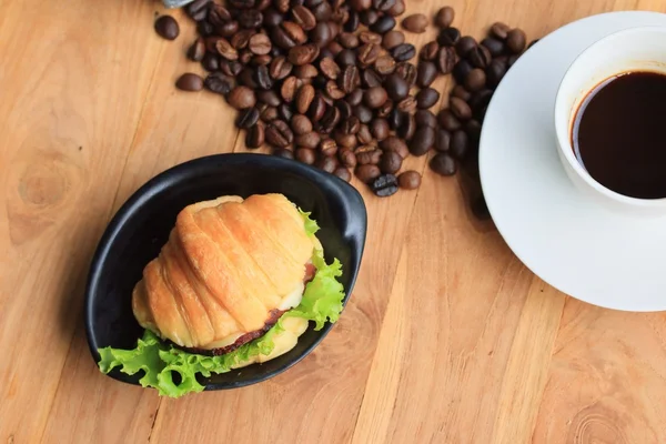 Croissant con café caliente —  Fotos de Stock