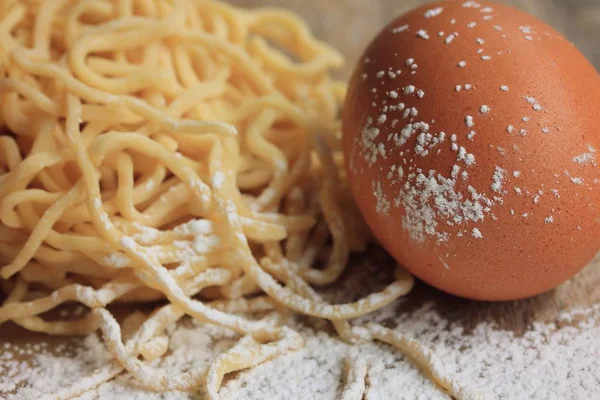 Egg noodles and egg — Stock Photo, Image