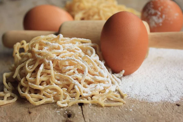 Egg noodles and egg — Stock Photo, Image