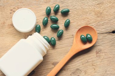 ahşap üzerine Vitamin hapı