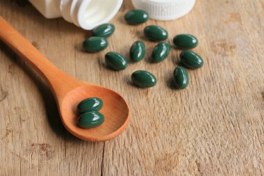 ahşap üzerine Vitamin hapı