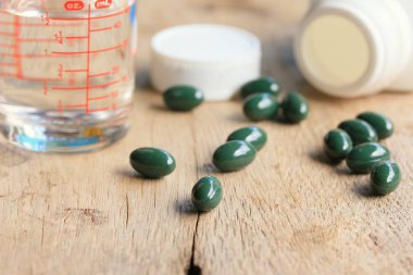 ahşap üzerine Vitamin hapı