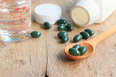 ahşap üzerine Vitamin hapı