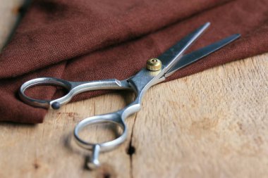 saç kesme makası ve tarak