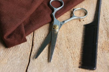 saç kesme makası ve tarak