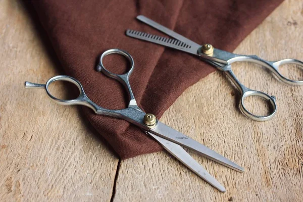 Tijeras para cortar el cabello y peine — Foto de Stock