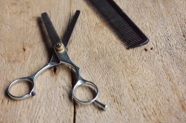 saç kesme makası ve tarak