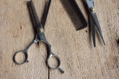 saç kesme makası ve tarak