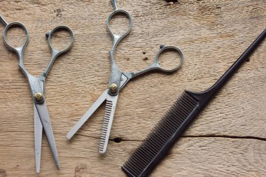 saç kesme makası ve tarak