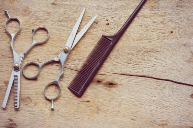 saç kesme makası ve tarak