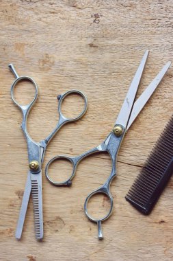 saç kesme makası ve tarak