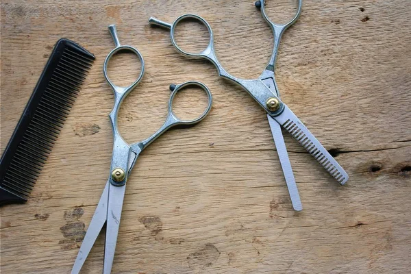 Hair cutting shears and comb — Stock Photo, Image