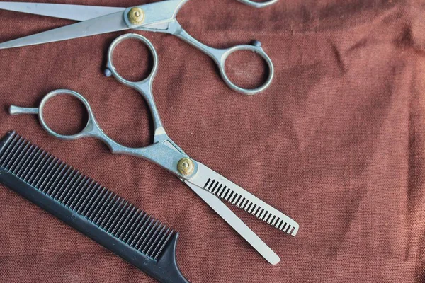 Hair cutting shears and comb — Stock Photo, Image