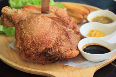 Derin kızarmış domuz Knuckle