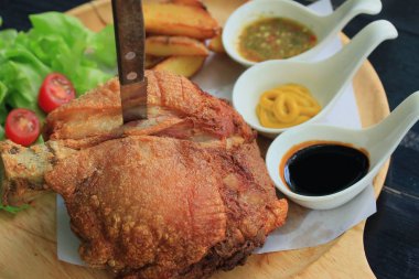 Derin kızarmış domuz Knuckle