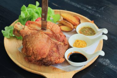 Derin kızarmış domuz Knuckle