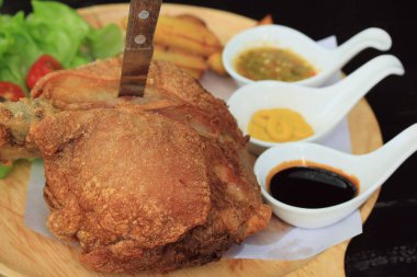 Derin kızarmış domuz Knuckle