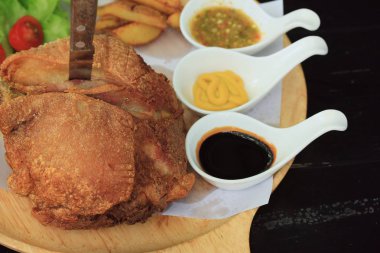 Derin kızarmış domuz Knuckle