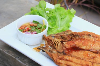 Kızarmış Balık-balık sosu ile