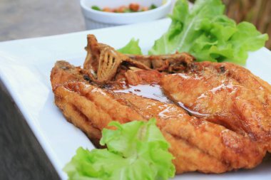 Kızarmış Balık-balık sosu ile