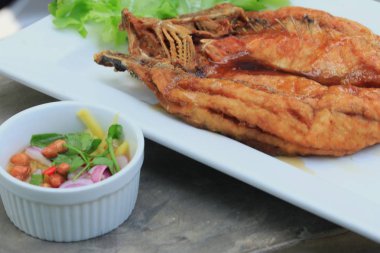 Kızarmış Balık-balık sosu ile