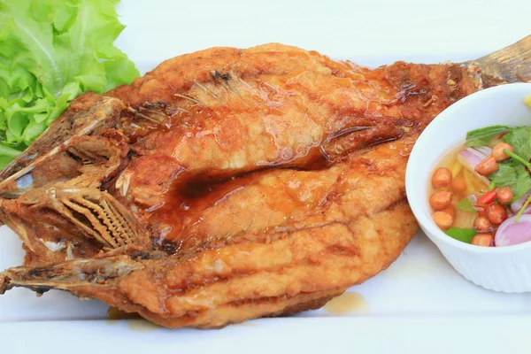 Pesce fritto con salsa di pesce — Foto Stock