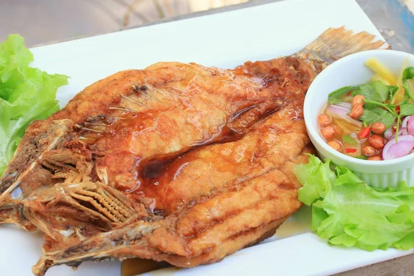 Pescado frito con salsa de pescado —  Fotos de Stock