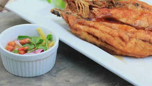 Fried fish with fish sauce — Stock Photo, Image