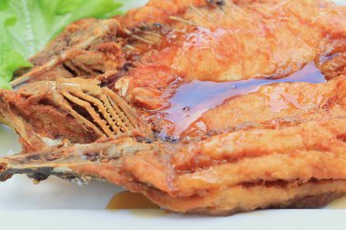 Kızarmış Balık-balık sosu ile