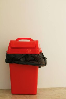 kırmızı çöp tenekesi ve çanta