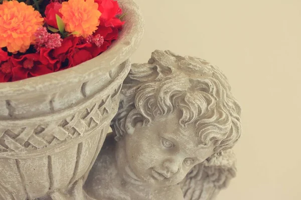 Amorek rzeźby i kwiat — Zdjęcie stockowe
