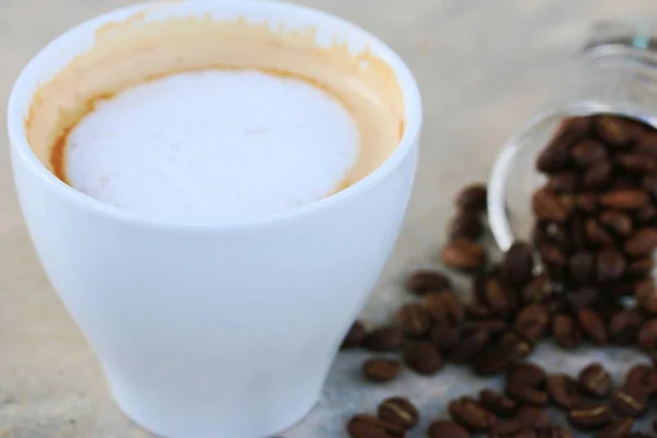 Hot coffee with bean — Stock Photo, Image