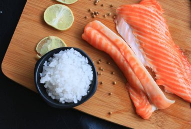 taze çiğ balık somon 