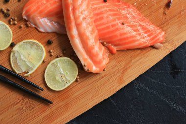 taze çiğ balık somon 