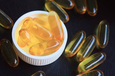 Balık yağı kapsülleri ve somon