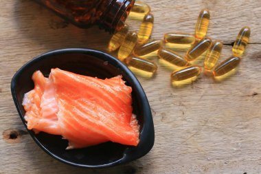 Balık yağı kapsülleri ve somon
