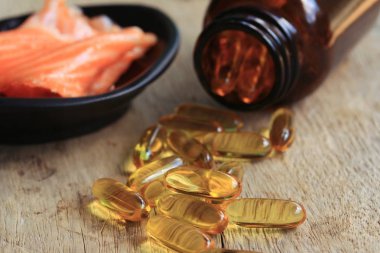 Balık yağı kapsülleri ve somon