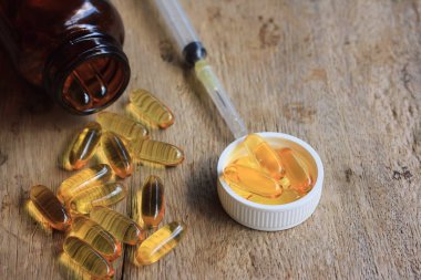 Balık yağı kapsülleri ve somon