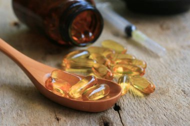 Balık yağı kapsülleri ve somon