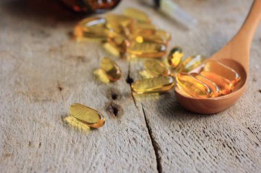 Balık yağı kapsülleri ve somon