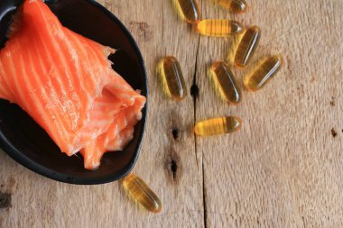 Balık yağı kapsülleri ve somon