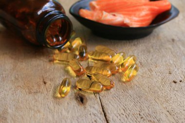 Balık yağı kapsülleri ve somon