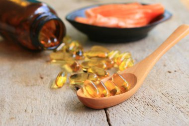 Balık yağı kapsülleri ve somon